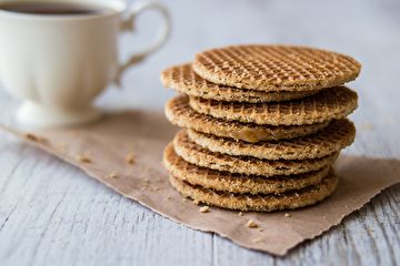 traditionaldutchstreetfoodstroopwafelswithcaramel